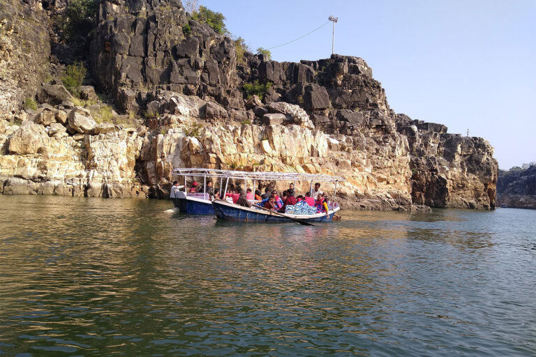 bhedaghat-boats-return